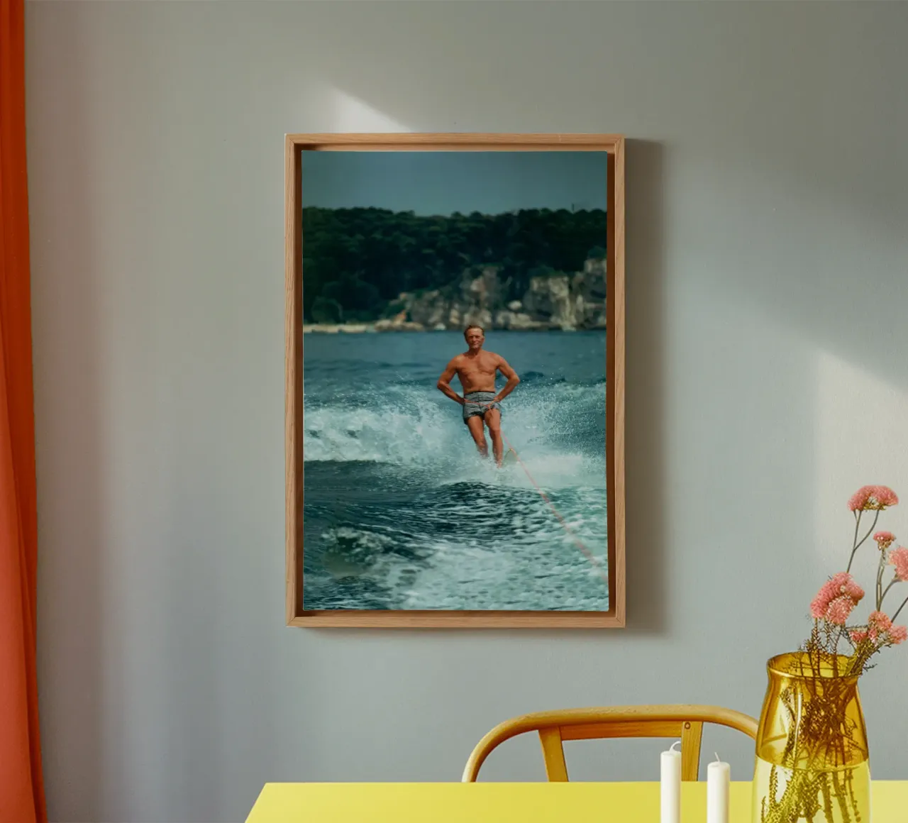 Surfen in de zee - Slim Aarons canvas met Baklijst van The Poster UK