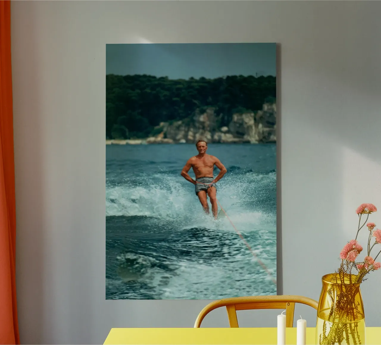 Surfen in de zee - Slim Aarons canvas met Baklijst van The Poster UK