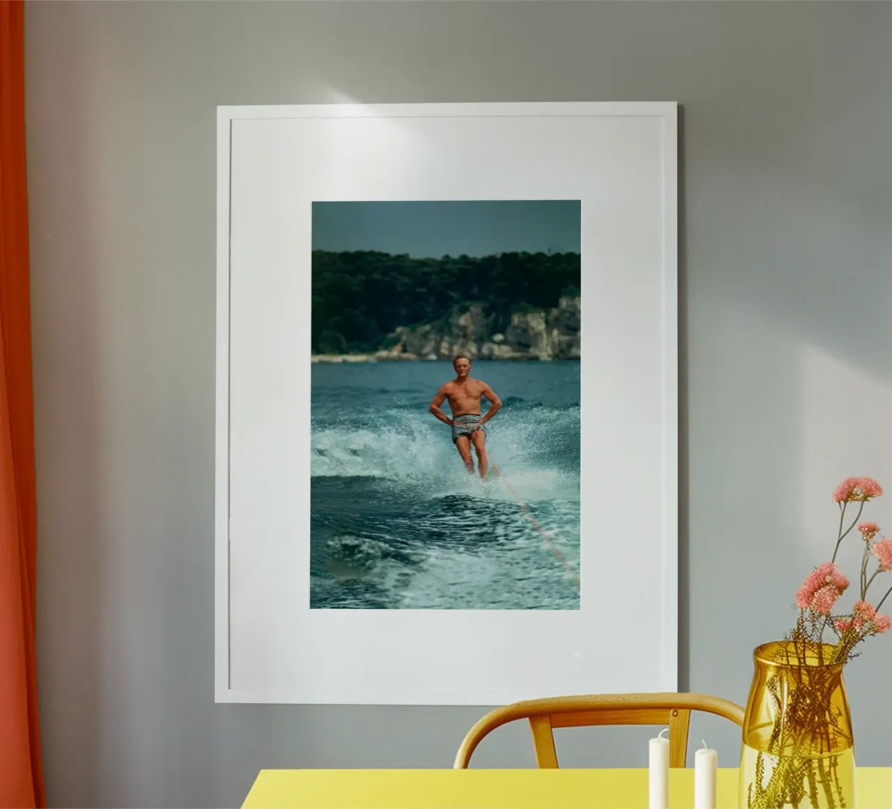 Surfen in de zee - Slim Aarons poster met kunststof frame van The Poster UK