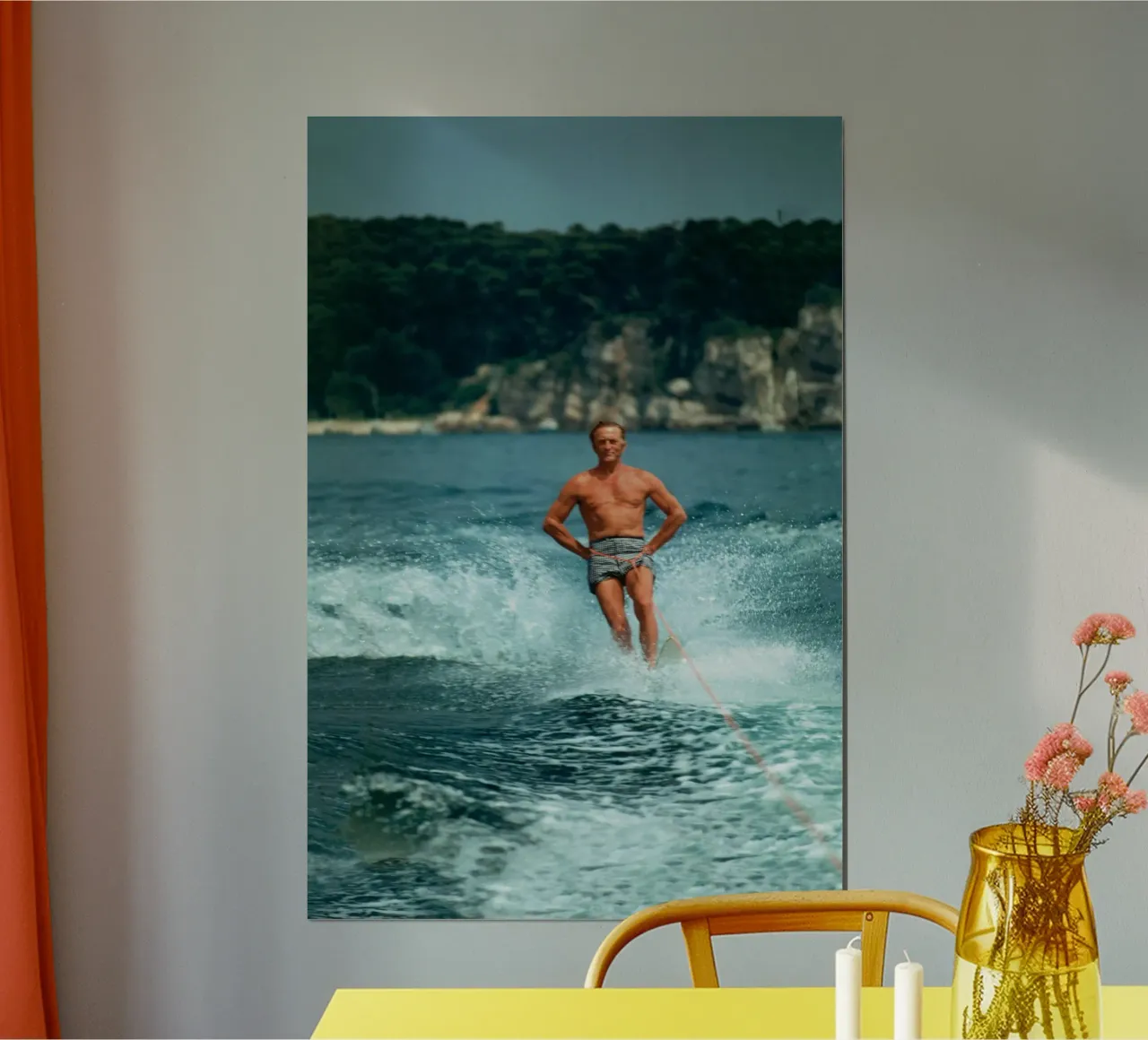 Surfen in de zee - Slim Aarons poster met kunststof frame van The Poster UK