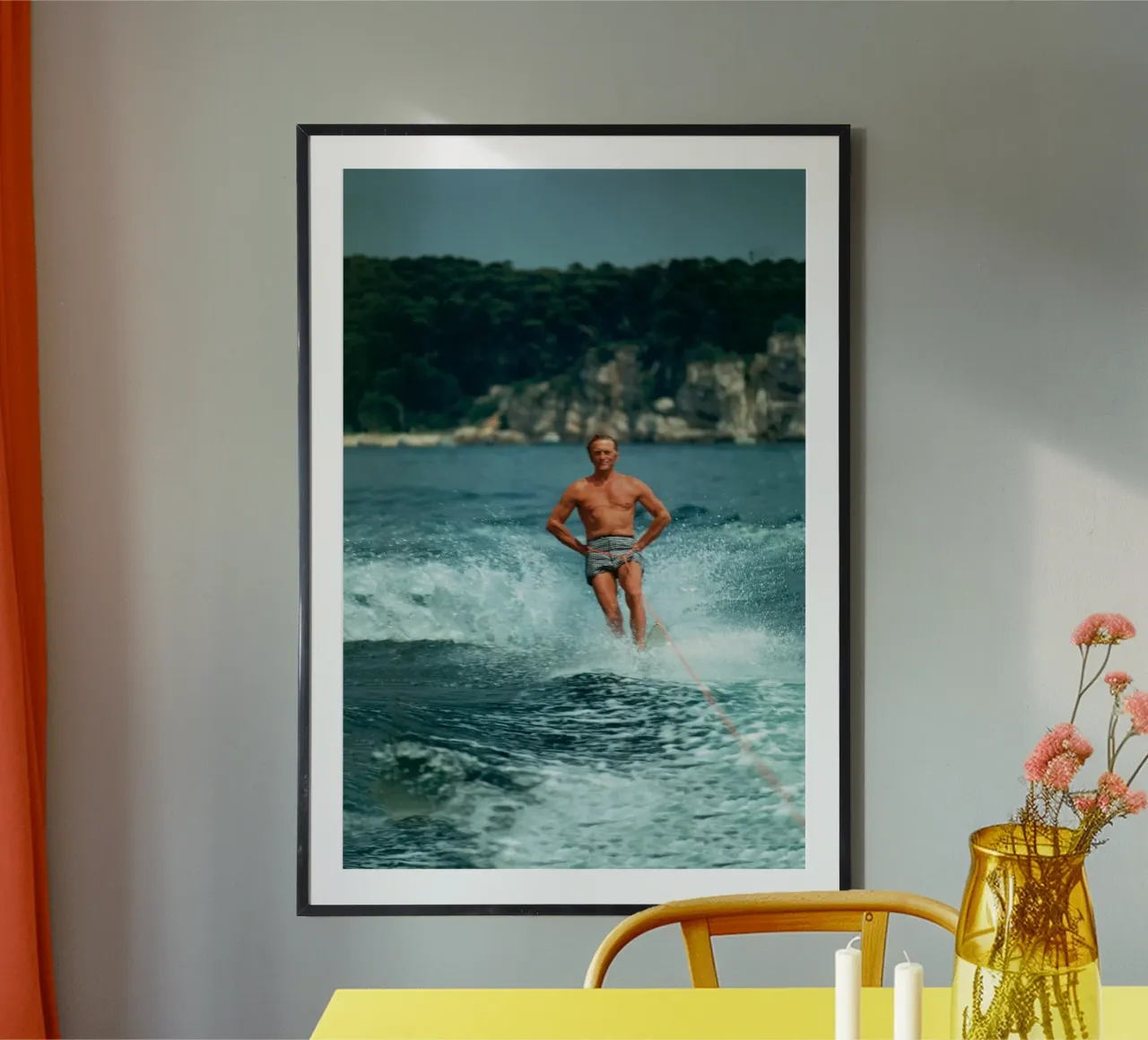 Surfen in de zee - Slim Aarons poster met kunststof frame van The Poster UK