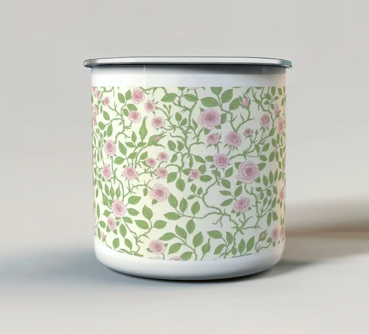 Rose selvatiche in verde e rosa tenue tazza in smalto da Painted Nature
