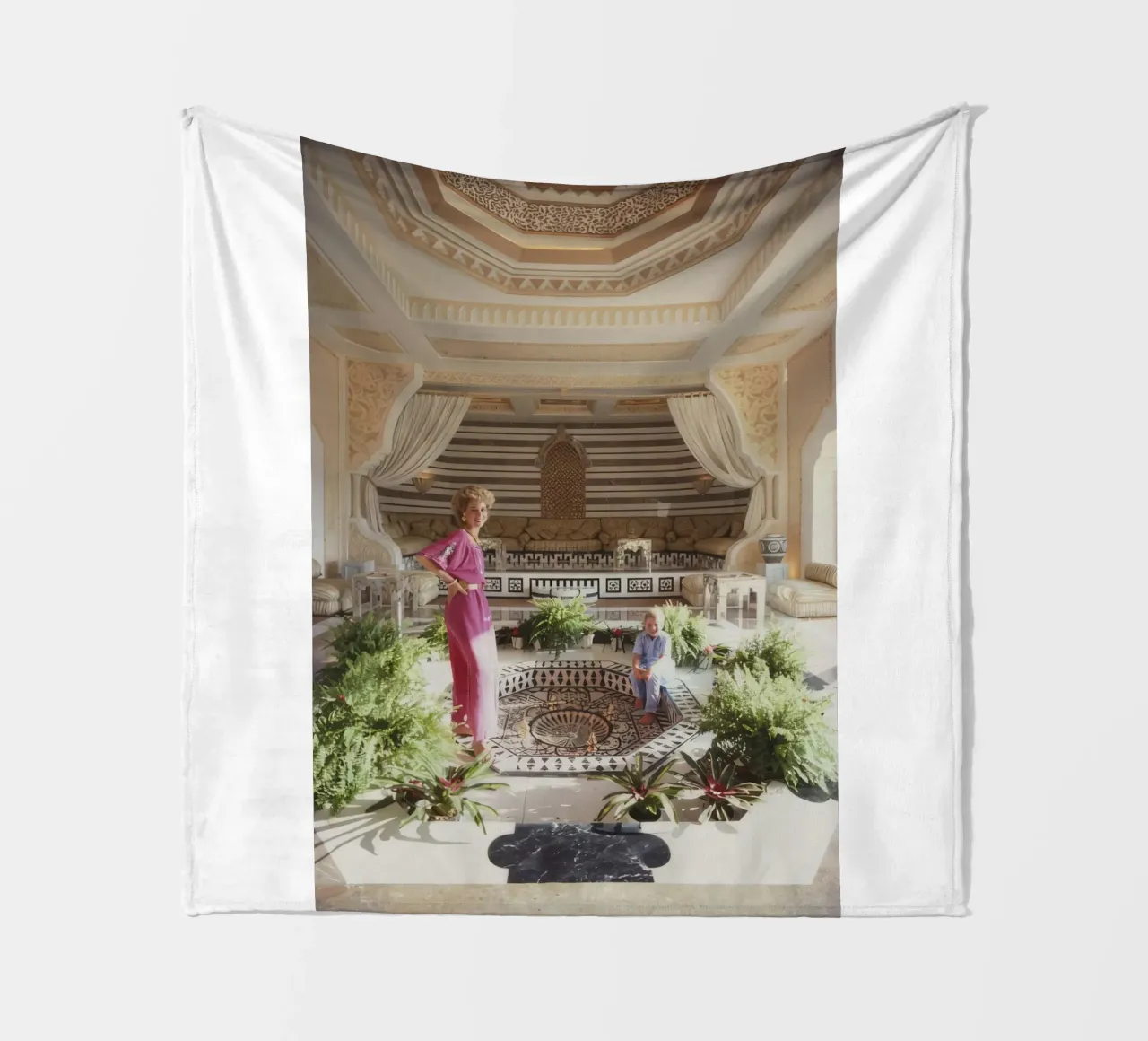 Mutter und Kind zu Hause - Slim Aarons Fleecedecke von The Poster UK