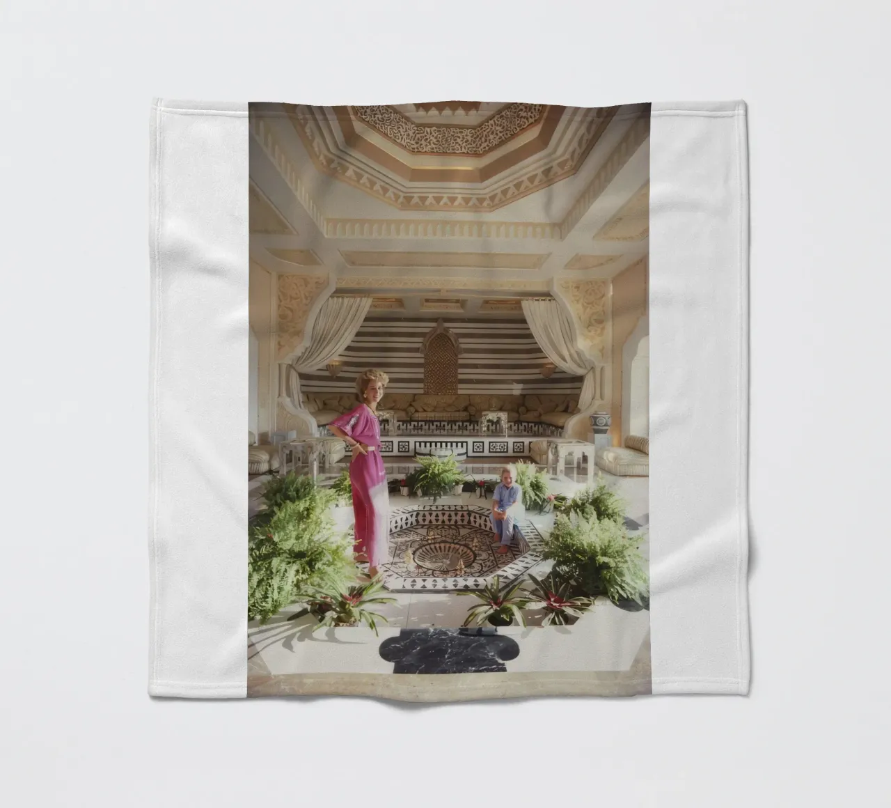 Mutter und Kind zu Hause - Slim Aarons Fleecedecke von The Poster UK