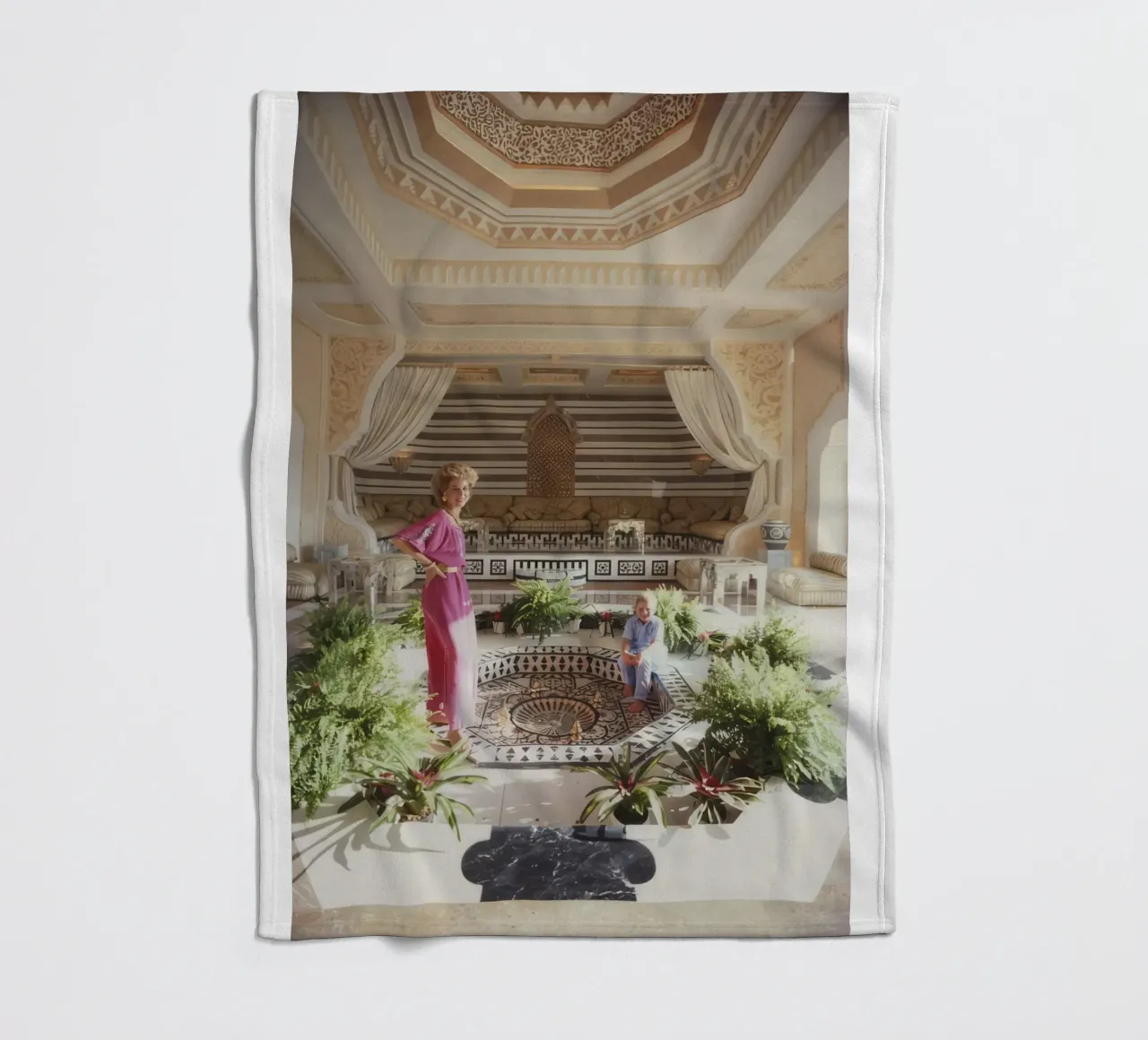 Mutter und Kind zu Hause - Slim Aarons Fleecedecke von The Poster UK