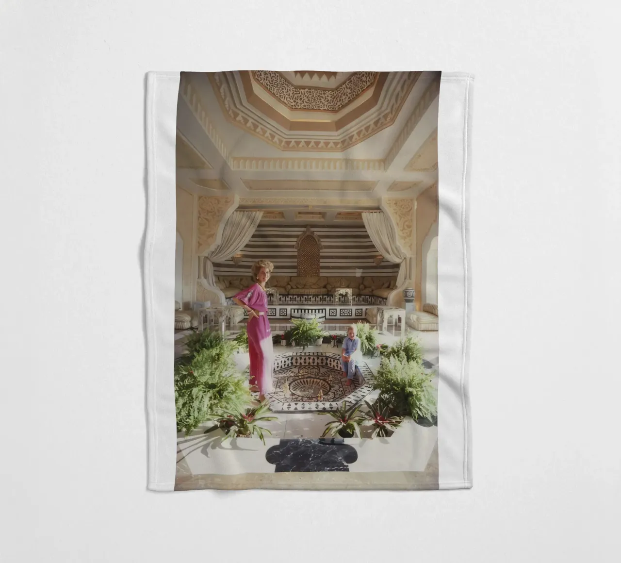 Mutter und Kind zu Hause - Slim Aarons Fleecedecke von The Poster UK