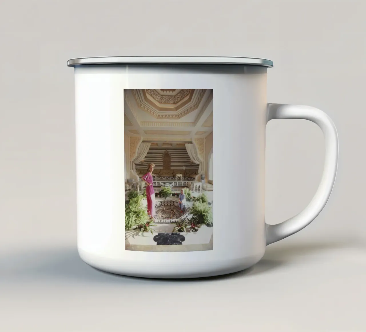 Madre e figlio a casa - Slim Aarons tazza in smalto da The Poster UK