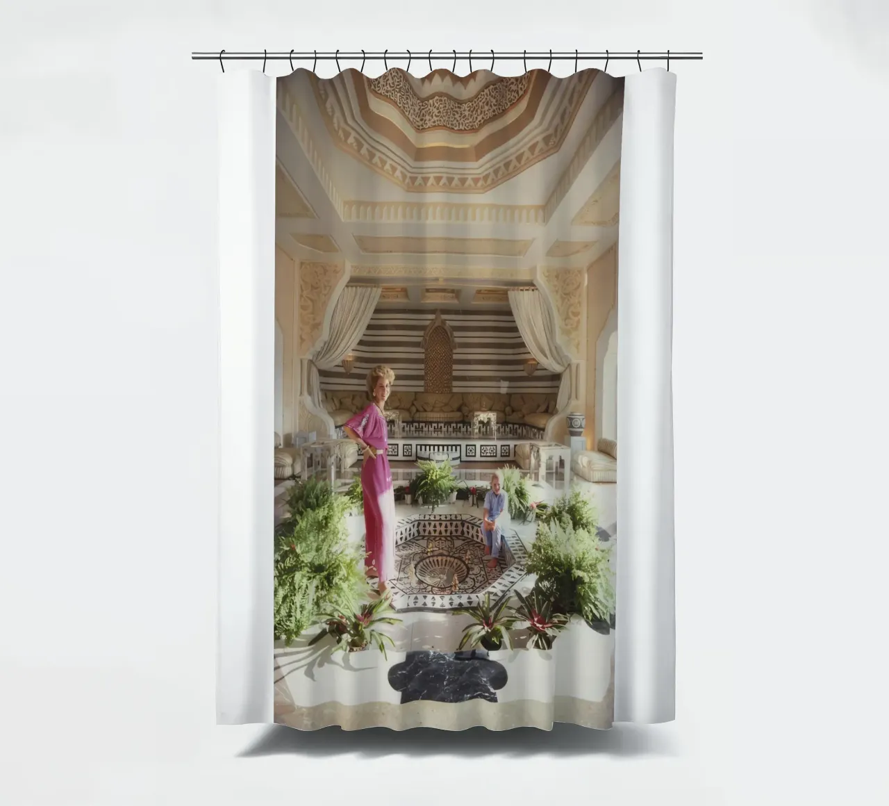 Mutter und Kind zu Hause - Slim Aarons Duschvorhang von The Poster UK