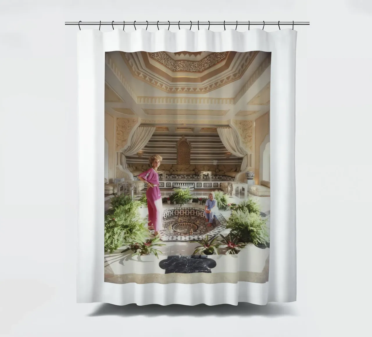 Mutter und Kind zu Hause - Slim Aarons Duschvorhang von The Poster UK