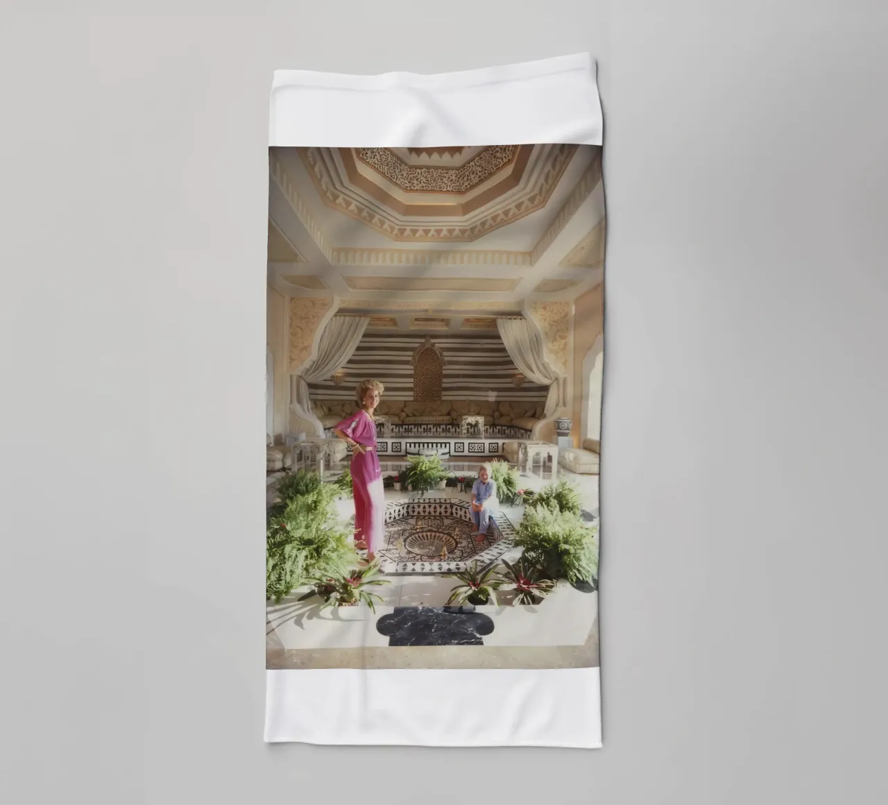 Mutter und Kind zu Hause - Slim Aarons Handtuch von The Poster UK