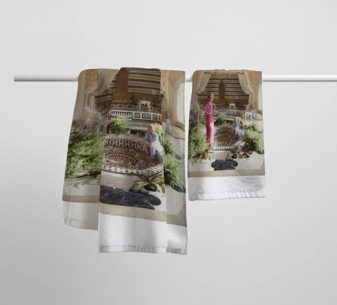 Mutter und Kind zu Hause - Slim Aarons Handtuch von The Poster UK