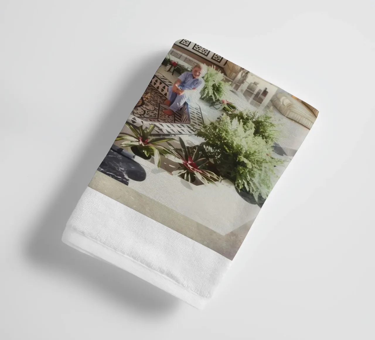 Mutter und Kind zu Hause - Slim Aarons Handtuch von The Poster UK
