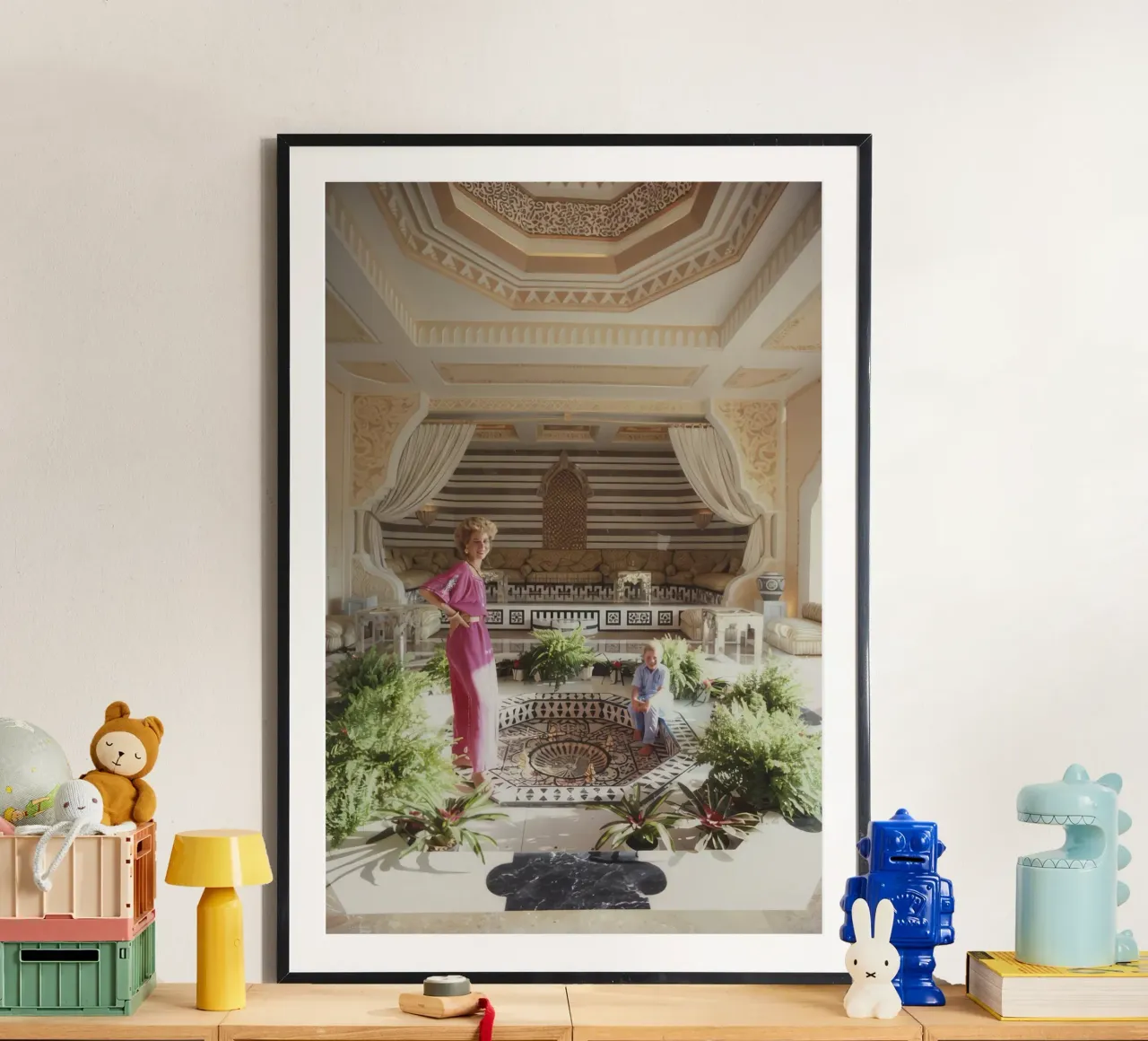 Madre e figlio a casa - Slim Aarons poster con telaio in alluminio da The Poster UK