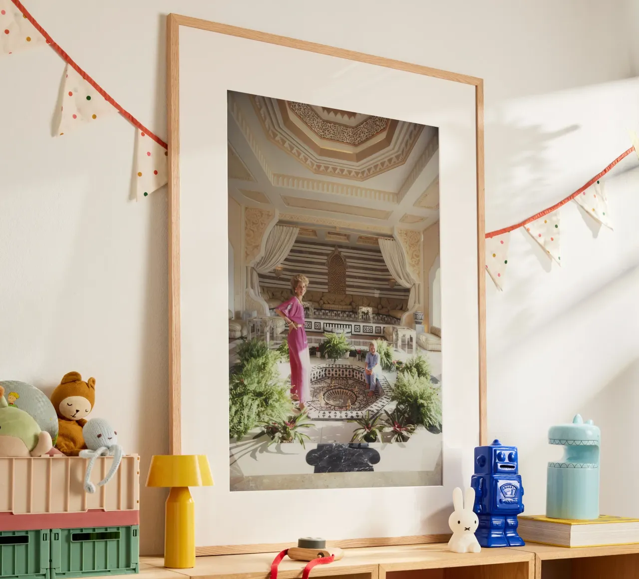 Madre e figlio a casa - Slim Aarons poster con telaio in alluminio da The Poster UK
