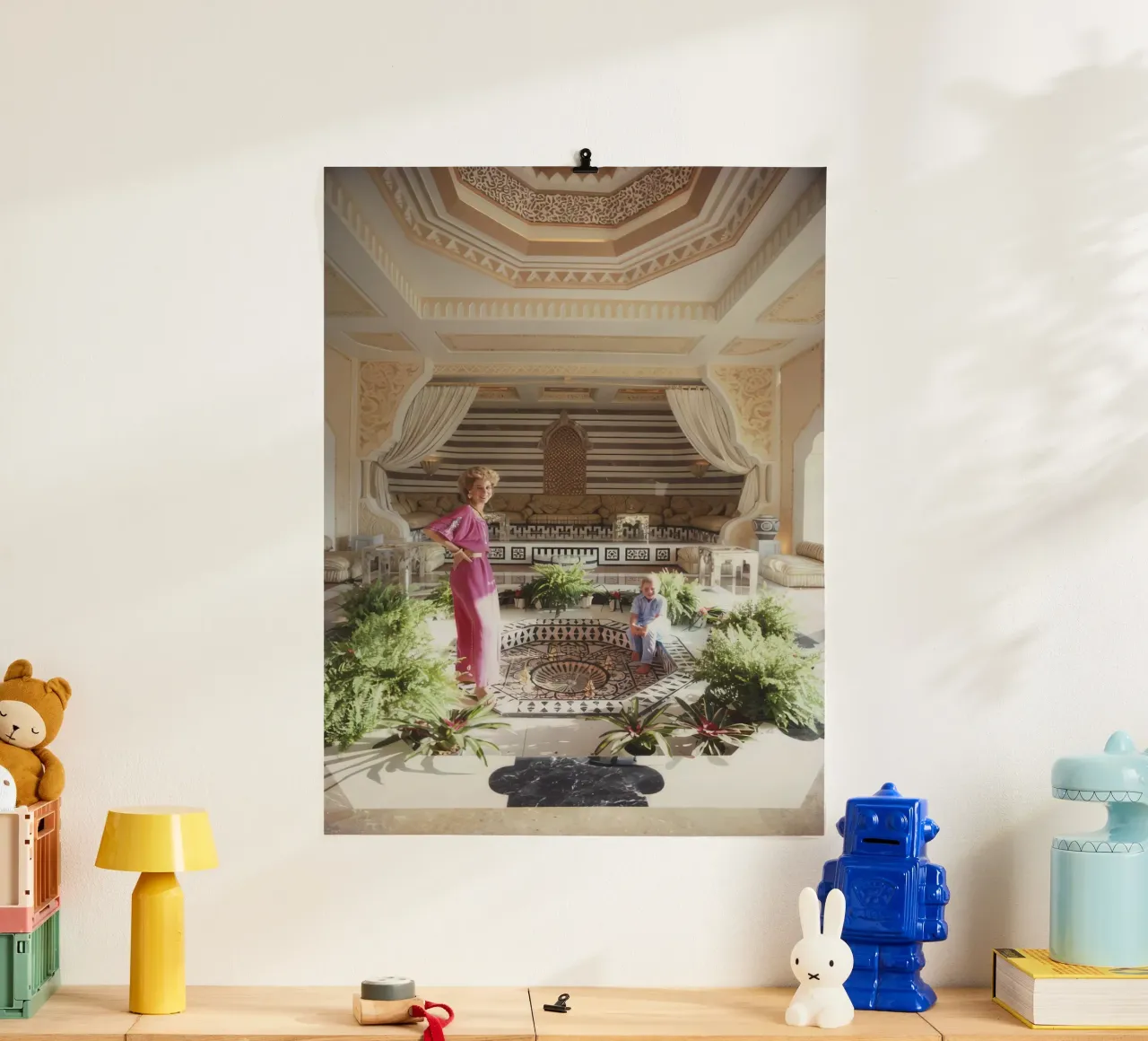 Madre e figlio a casa - Slim Aarons poster con telaio in alluminio da The Poster UK
