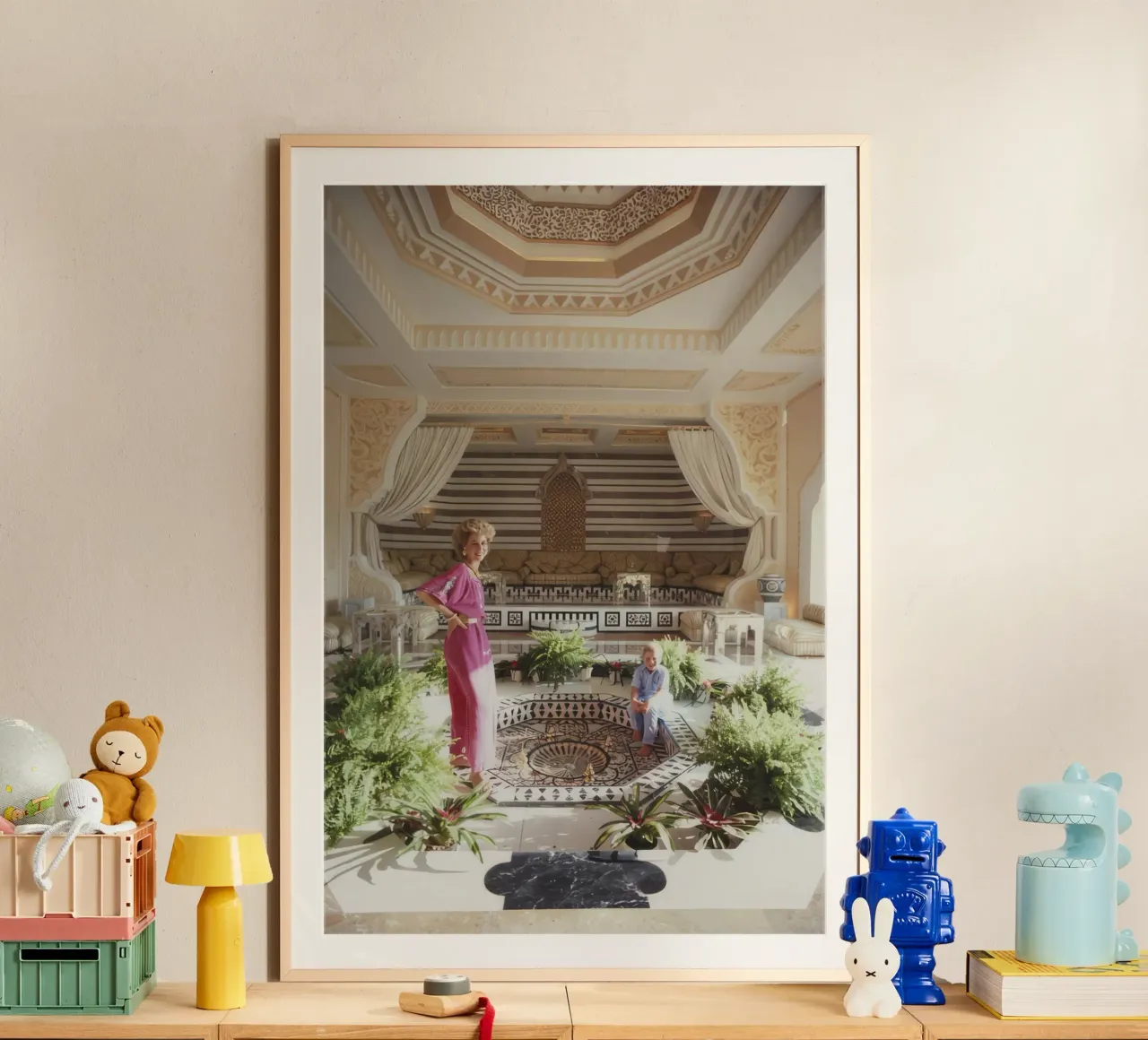 Madre e figlio a casa - Slim Aarons poster con telaio in alluminio da The Poster UK