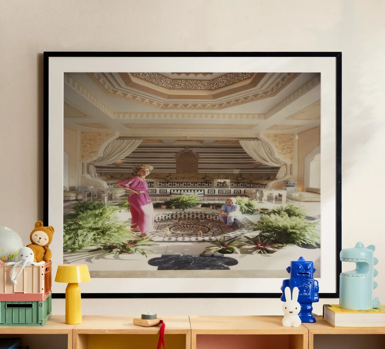 Madre e figlio a casa - Slim Aarons poster con telaio in alluminio da The Poster UK