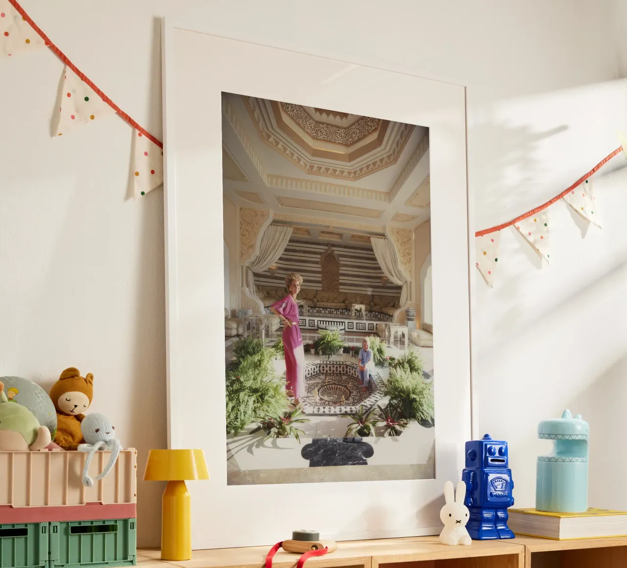Madre e figlio a casa - Slim Aarons poster con telaio in alluminio da The Poster UK