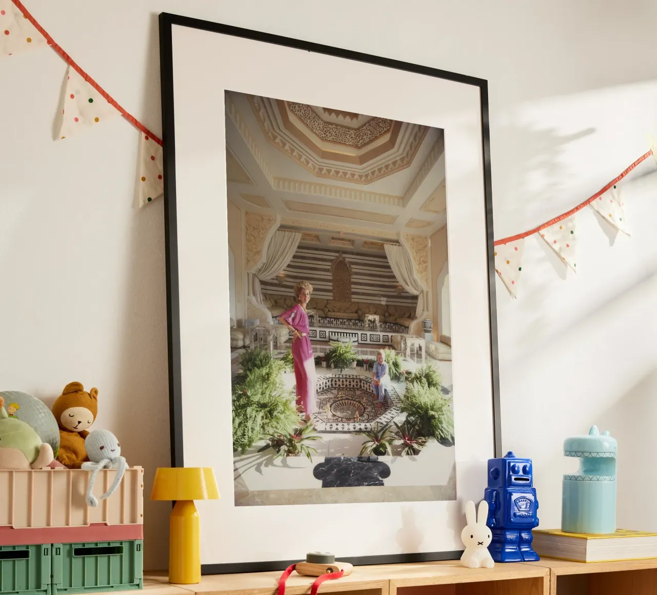 Madre e figlio a casa - Slim Aarons poster con telaio in alluminio da The Poster UK
