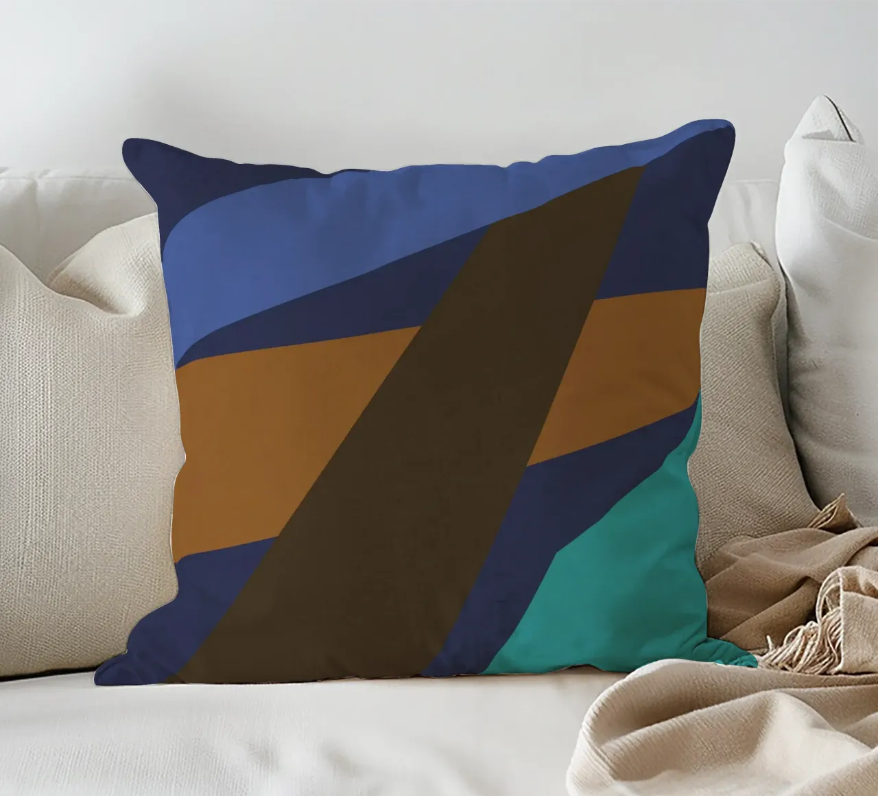 Design geometrico retrò in blu, marrone e verde mare cuscino da Petra Lang