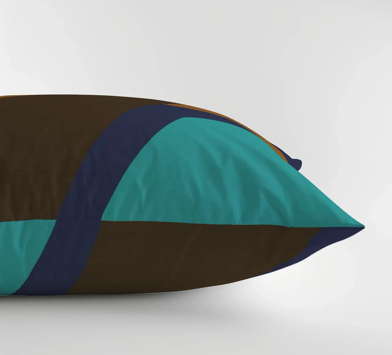 Design geometrico retrò in blu, marrone e verde mare cuscino da Petra Lang