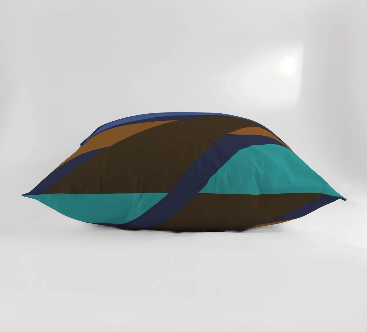 Design geometrico retrò in blu, marrone e verde mare cuscino da Petra Lang