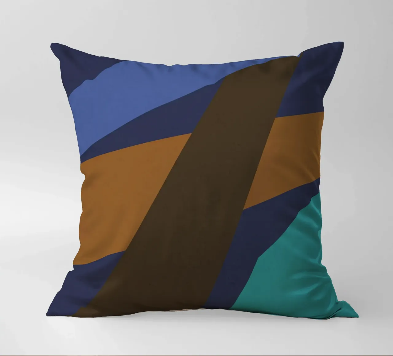 Design geometrico retrò in blu, marrone e verde mare cuscino da Petra Lang