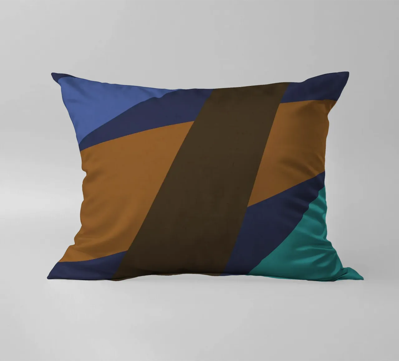 Design geometrico retrò in blu, marrone e verde mare cuscino da Petra Lang