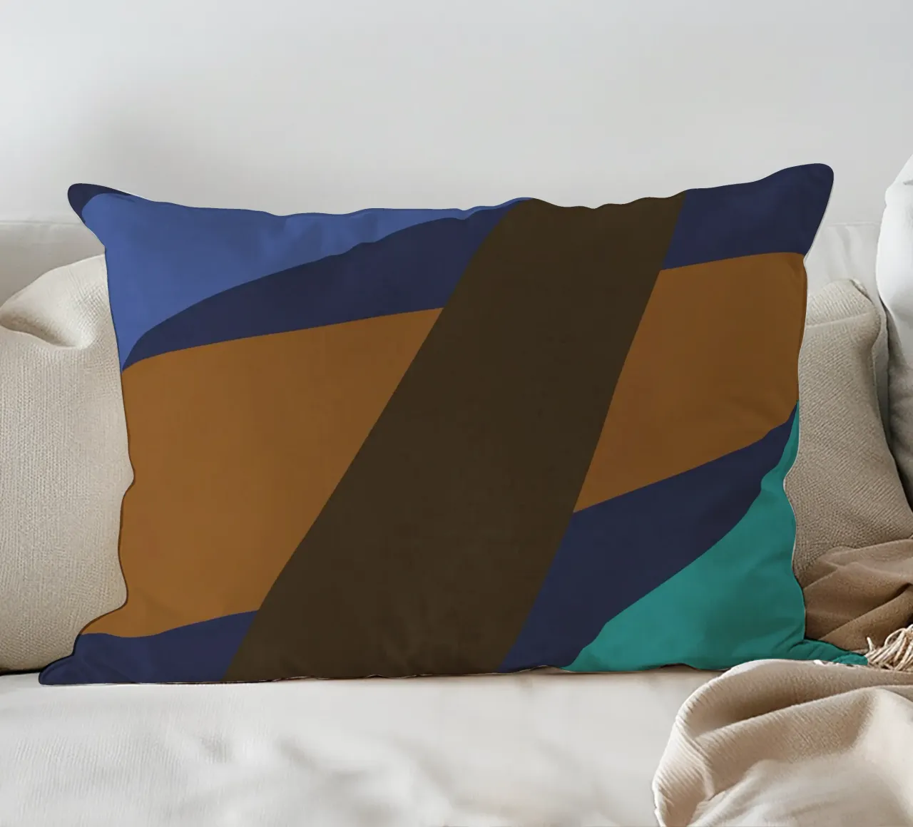 Design geometrico retrò in blu, marrone e verde mare cuscino da Petra Lang