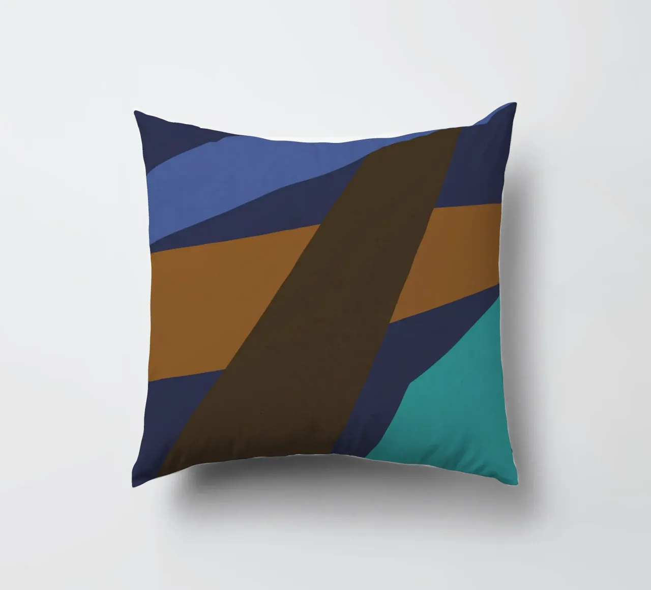 Design geometrico retrò in blu, marrone e verde mare cuscino da Petra Lang