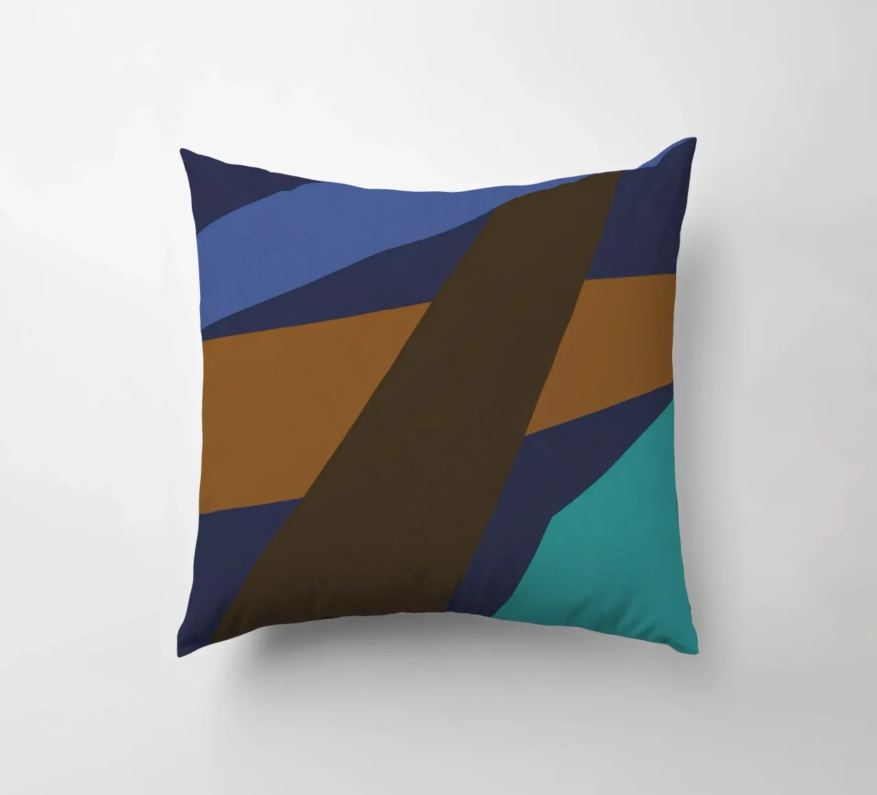 Design geometrico retrò in blu, marrone e verde mare cuscino da Petra Lang