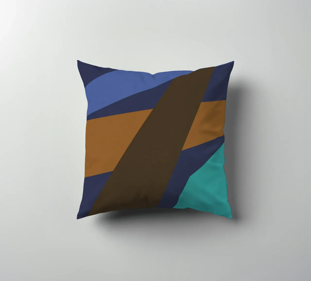 Design geometrico retrò in blu, marrone e verde mare cuscino da Petra Lang