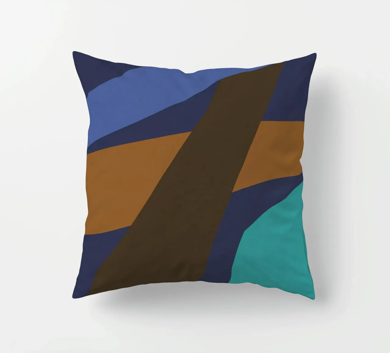 Design geometrico retrò in blu, marrone e verde mare cuscino da Petra Lang