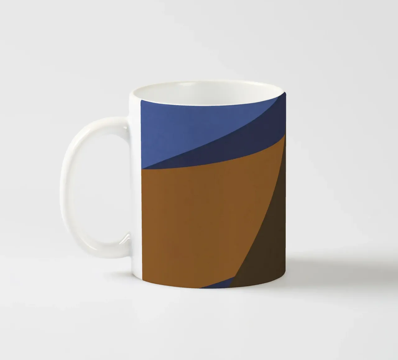 Design geometrico retrò in blu, marrone e verde mare tazza in ceramica da Petra Lang
