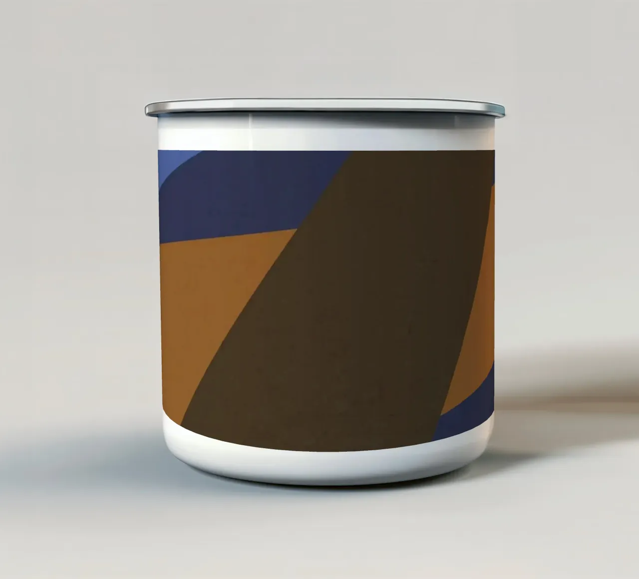 Design geometrico retrò in blu, marrone e verde mare tazza in smalto da Petra Lang
