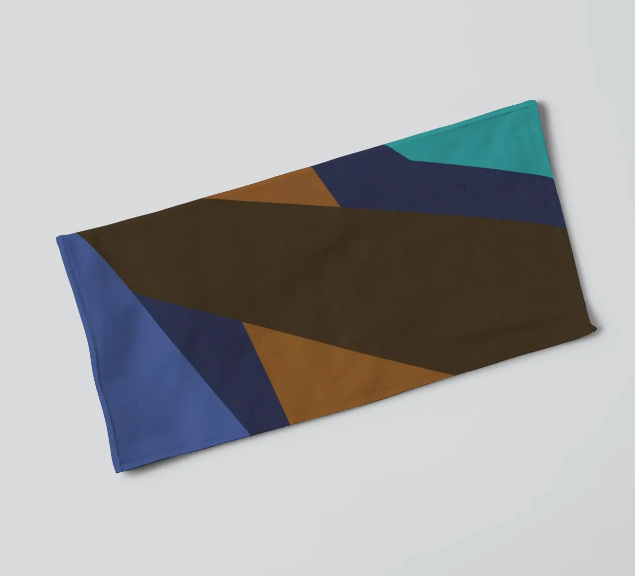 Design geometrico retrò in blu, marrone e verde mare asciugamano da bagno da Petra Lang