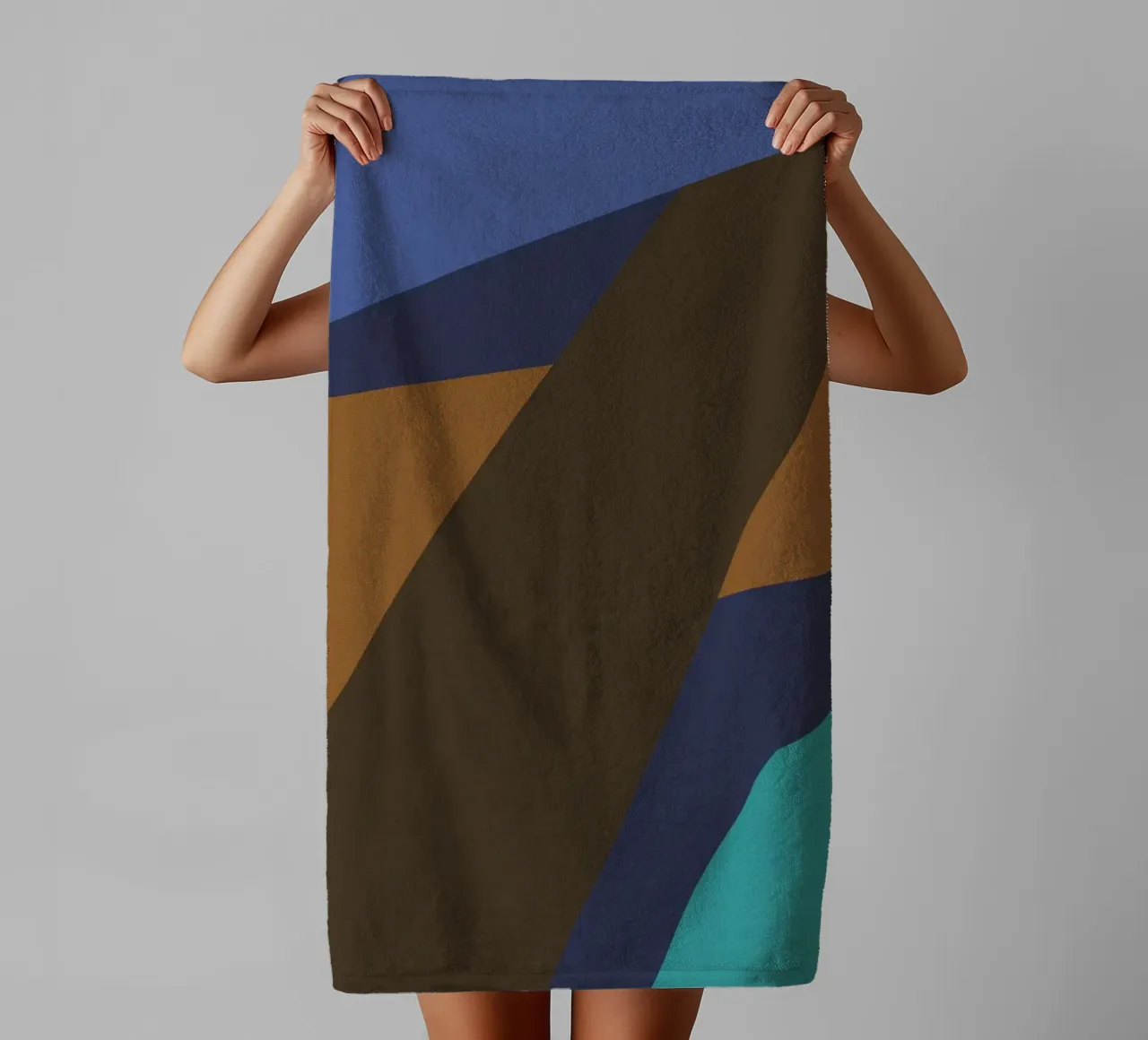 Design geometrico retrò in blu, marrone e verde mare asciugamano da bagno da Petra Lang