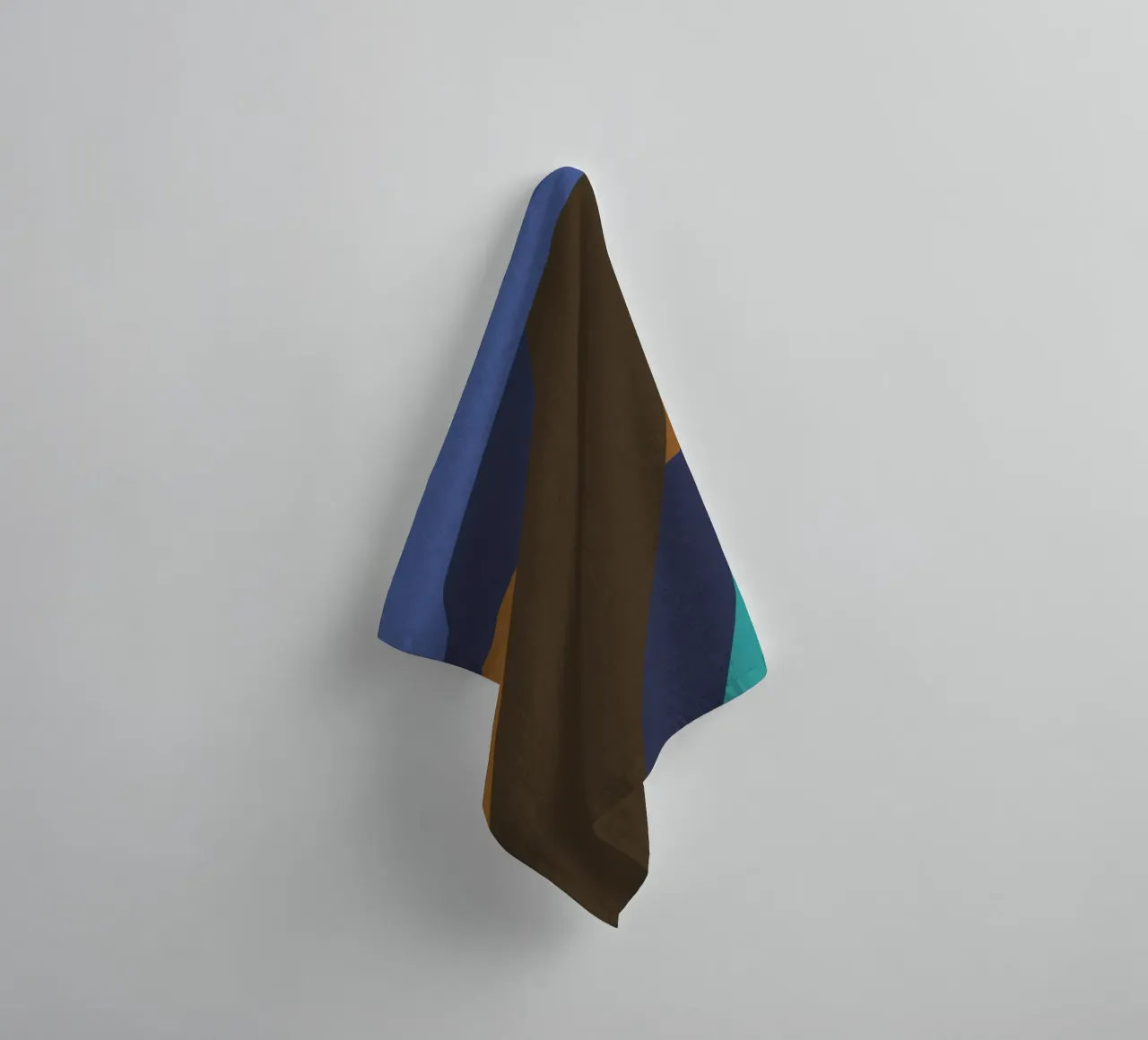 Design geometrico retrò in blu, marrone e verde mare asciugamano da bagno da Petra Lang