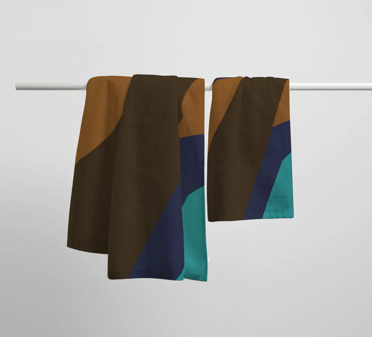Design geometrico retrò in blu, marrone e verde mare asciugamano da bagno da Petra Lang