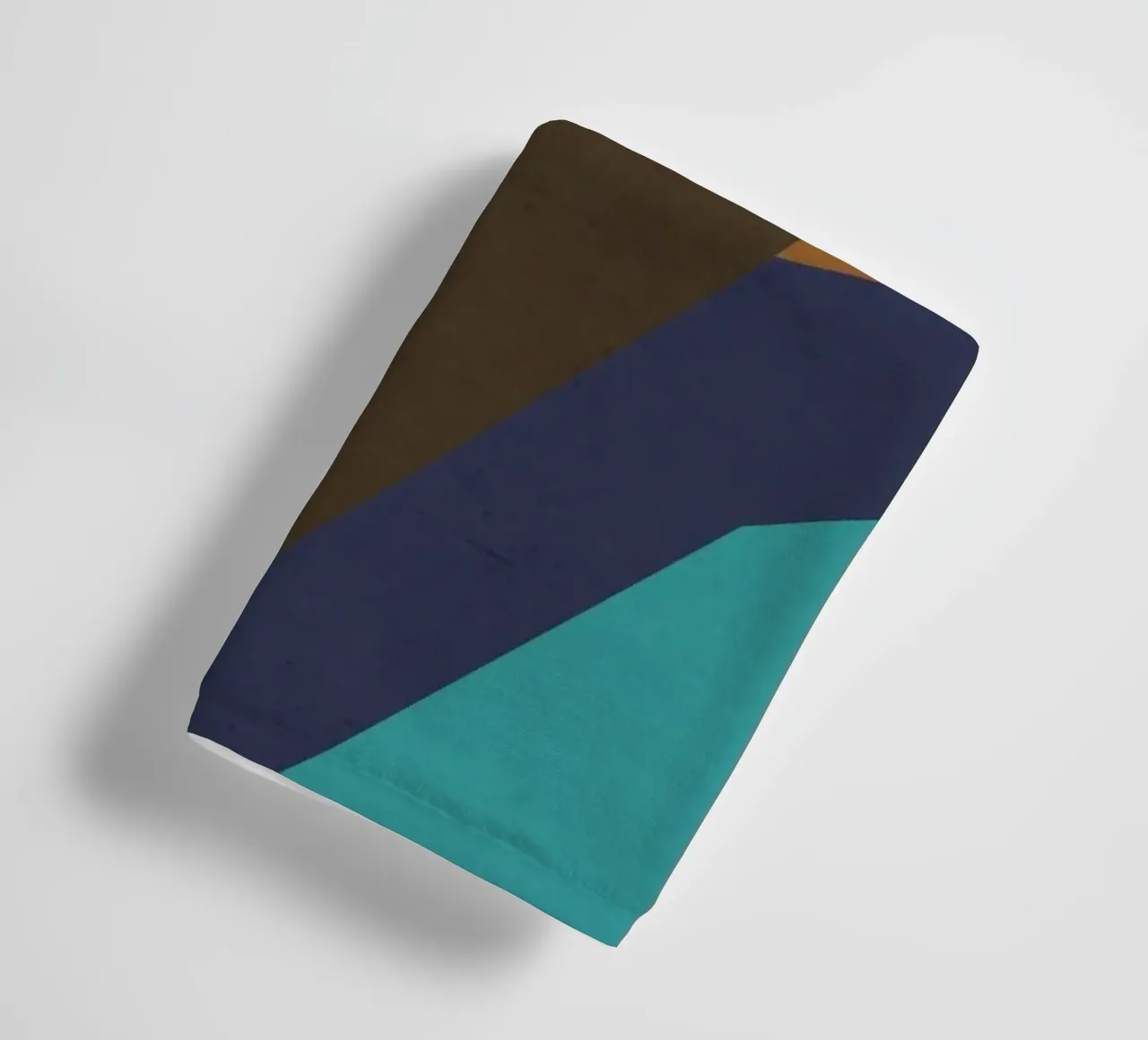 Design geometrico retrò in blu, marrone e verde mare asciugamano da bagno da Petra Lang