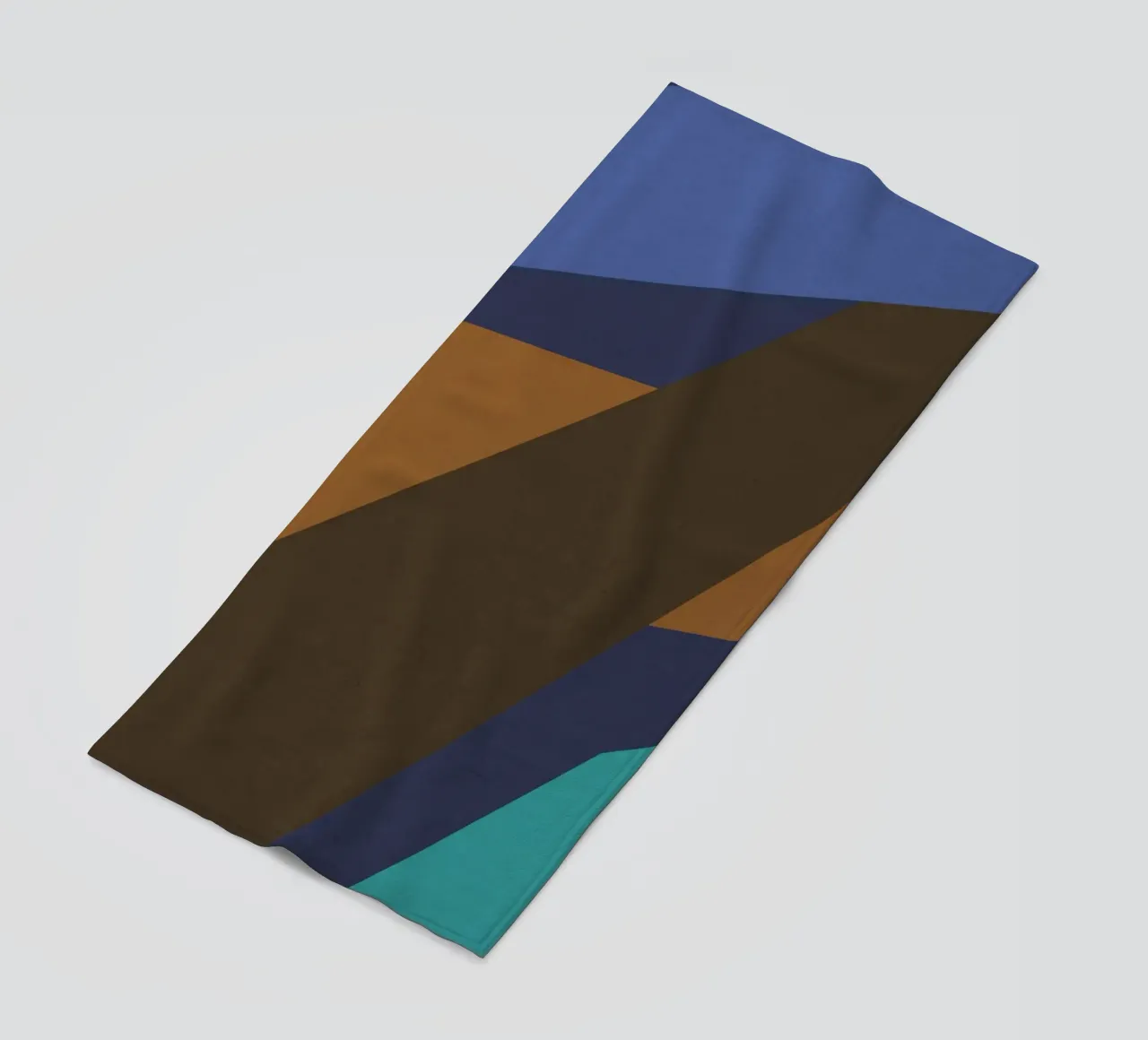 Design geometrico retrò in blu, marrone e verde mare telo mare da Petra Lang