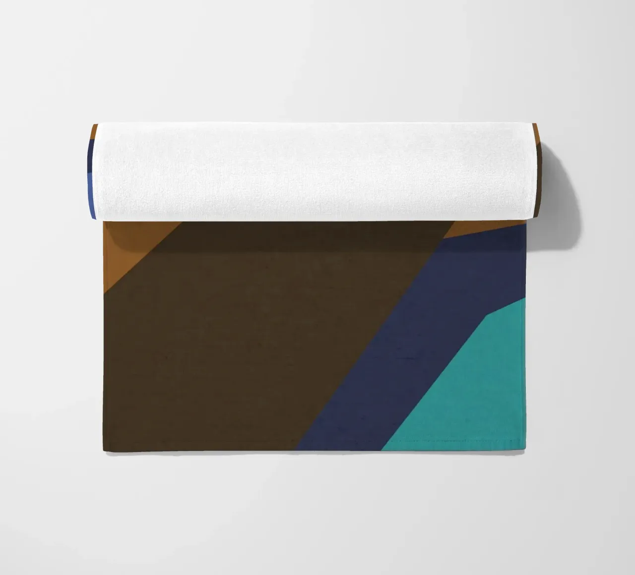 Design geometrico retrò in blu, marrone e verde mare telo mare da Petra Lang