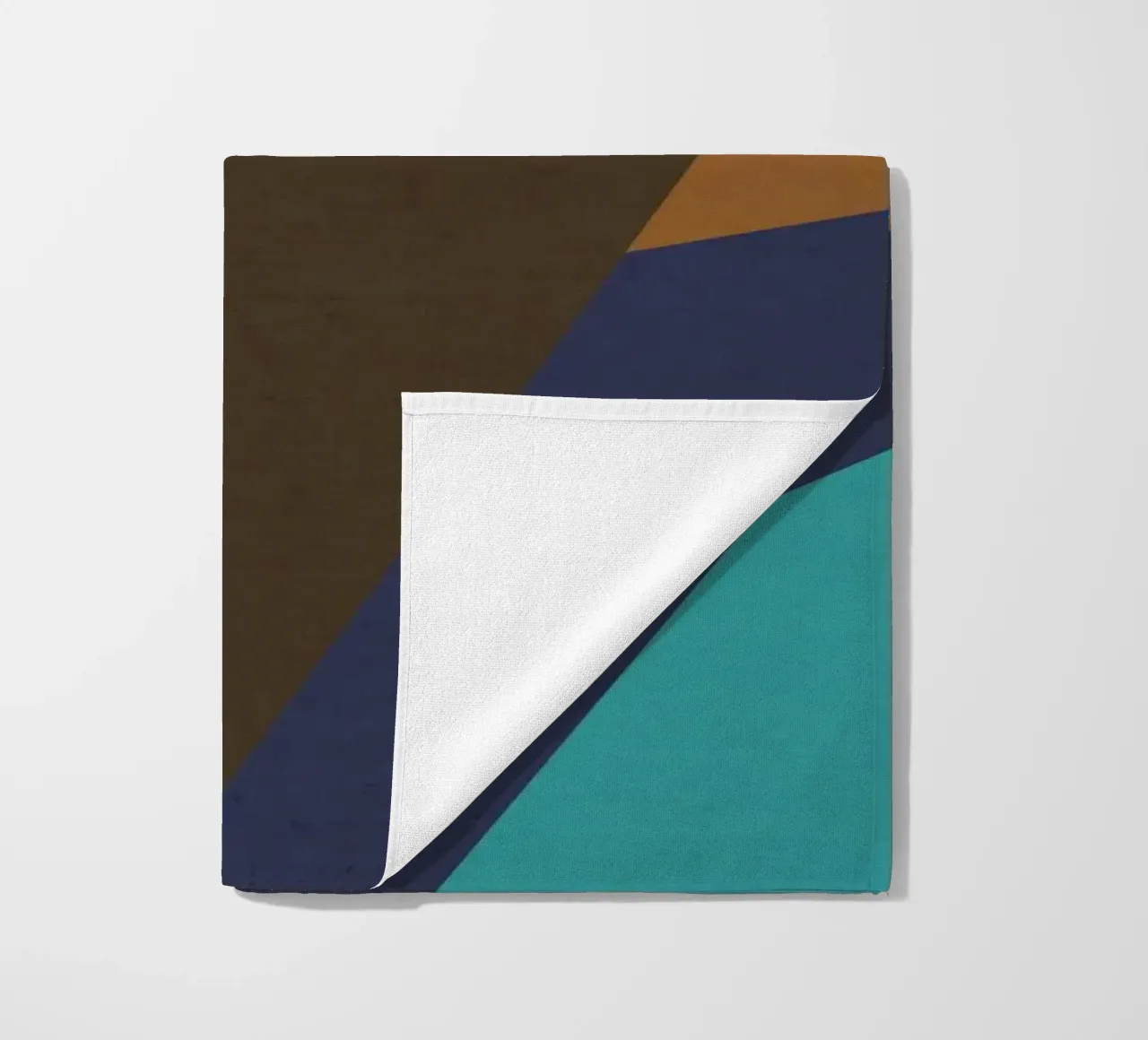 Design geometrico retrò in blu, marrone e verde mare telo mare da Petra Lang