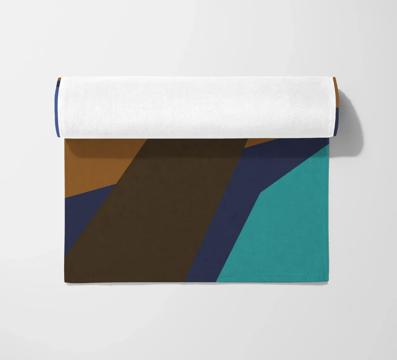 Design geometrico retrò in blu, marrone e verde mare telo mare da Petra Lang
