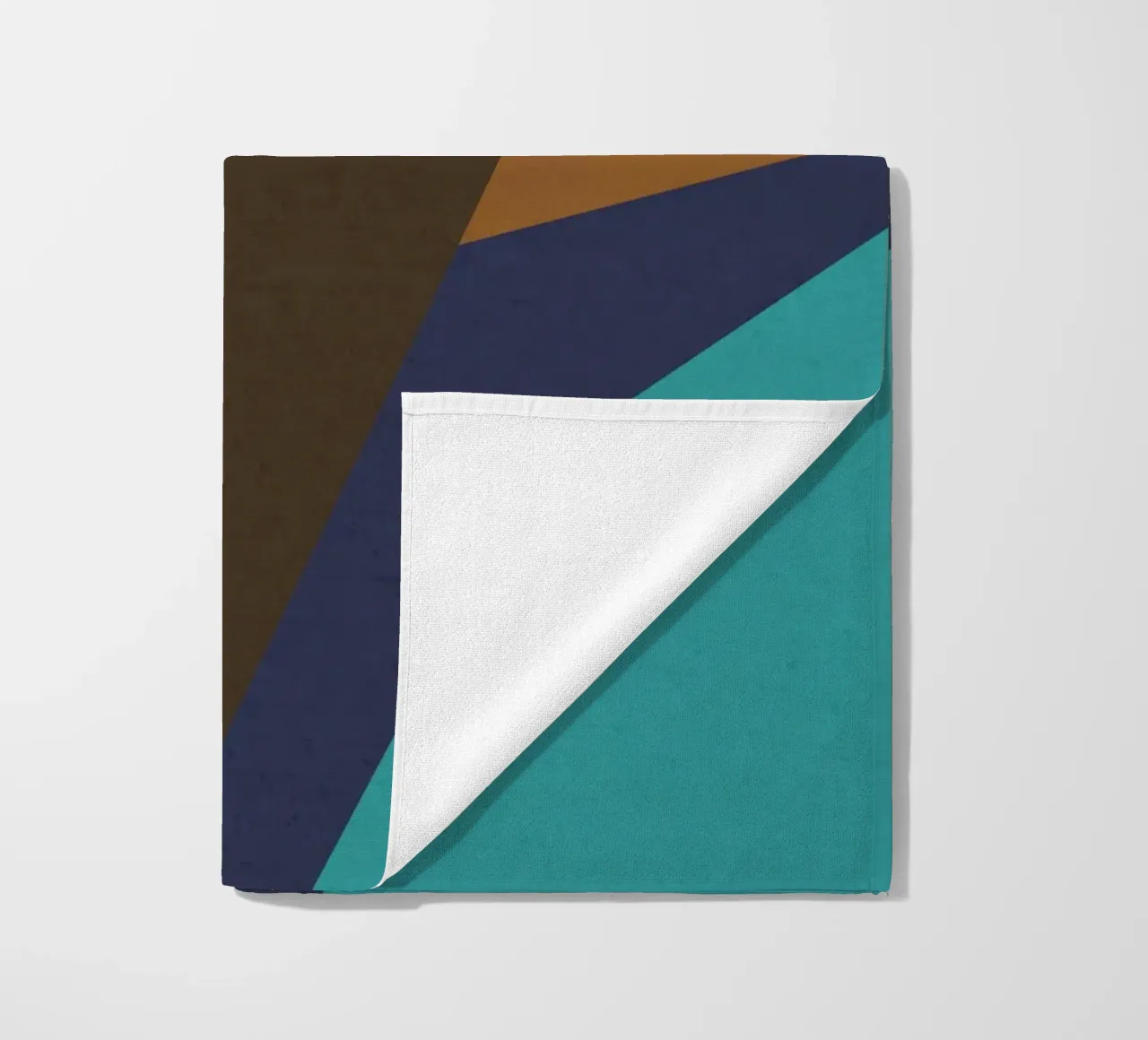 Design geometrico retrò in blu, marrone e verde mare telo mare da Petra Lang
