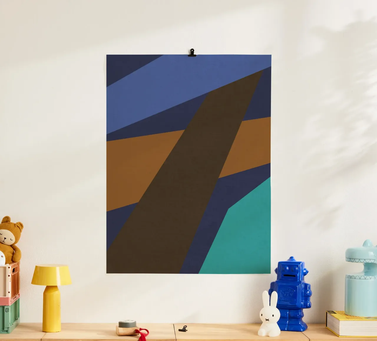 Design geometrico retrò in blu, marrone e verde mare poster con telaio in plastica da Petra Lang