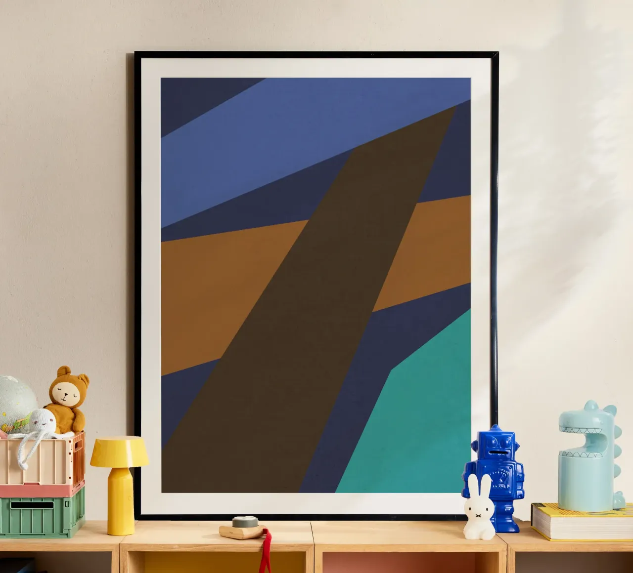 Design geometrico retrò in blu, marrone e verde mare poster con telaio in plastica da Petra Lang