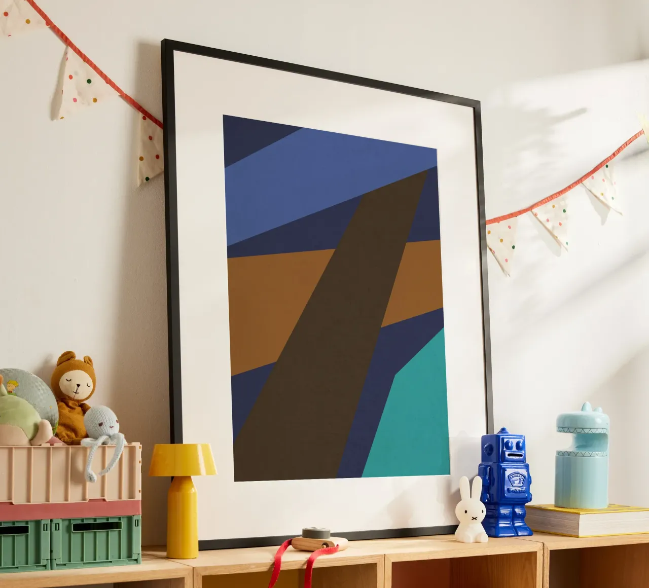 Design geometrico retrò in blu, marrone e verde mare poster con telaio in plastica da Petra Lang