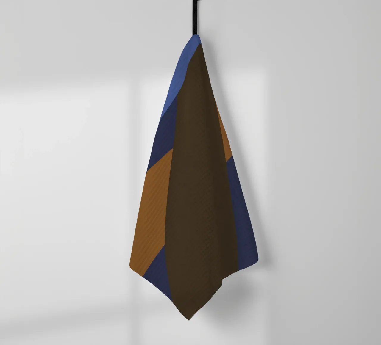 Design geometrico retrò in blu, marrone e verde mare canovaccio da cucina da Petra Lang