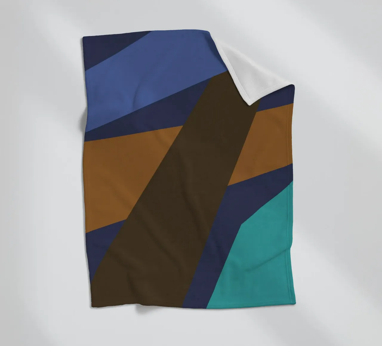 Design geometrico retrò in blu, marrone e verde mare coperta in pile da Petra Lang
